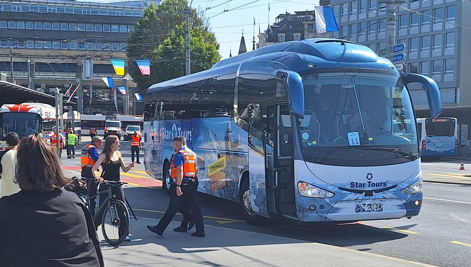 Reisecar kollidiert mit Velo – Verkehrschaos in Luzern