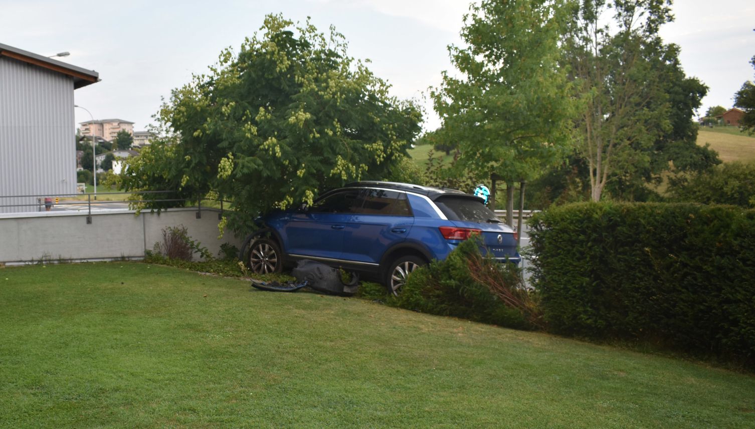 Betrunkene Autofahrerin fuhr durch Zaun in Garten