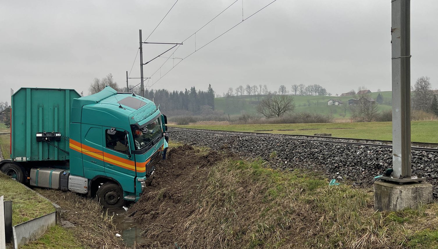 Lastwagen landet fast auf Bahngleisen