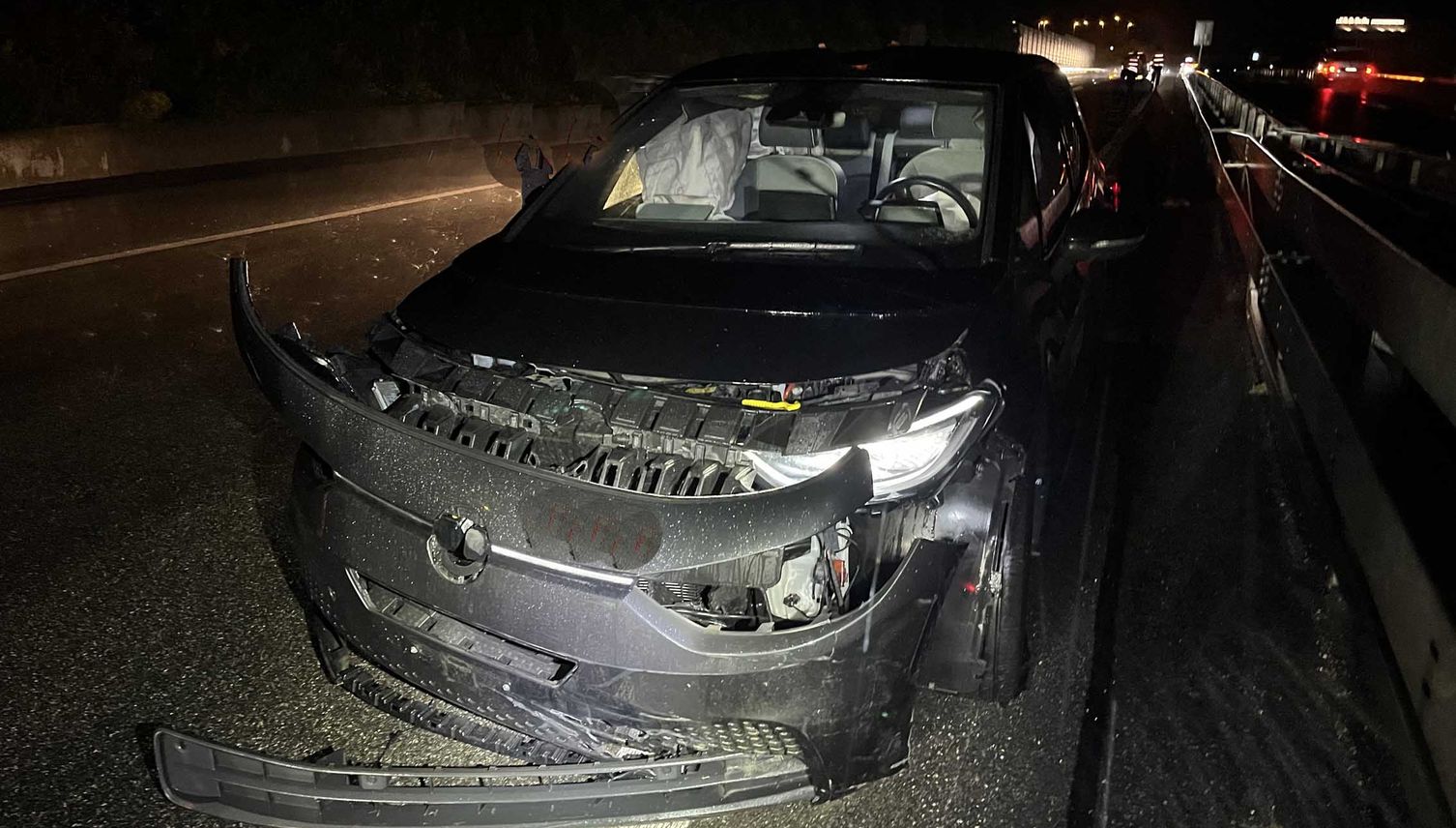 A2: Autofahrer verliert Kontrolle und knallt in Leitplanke