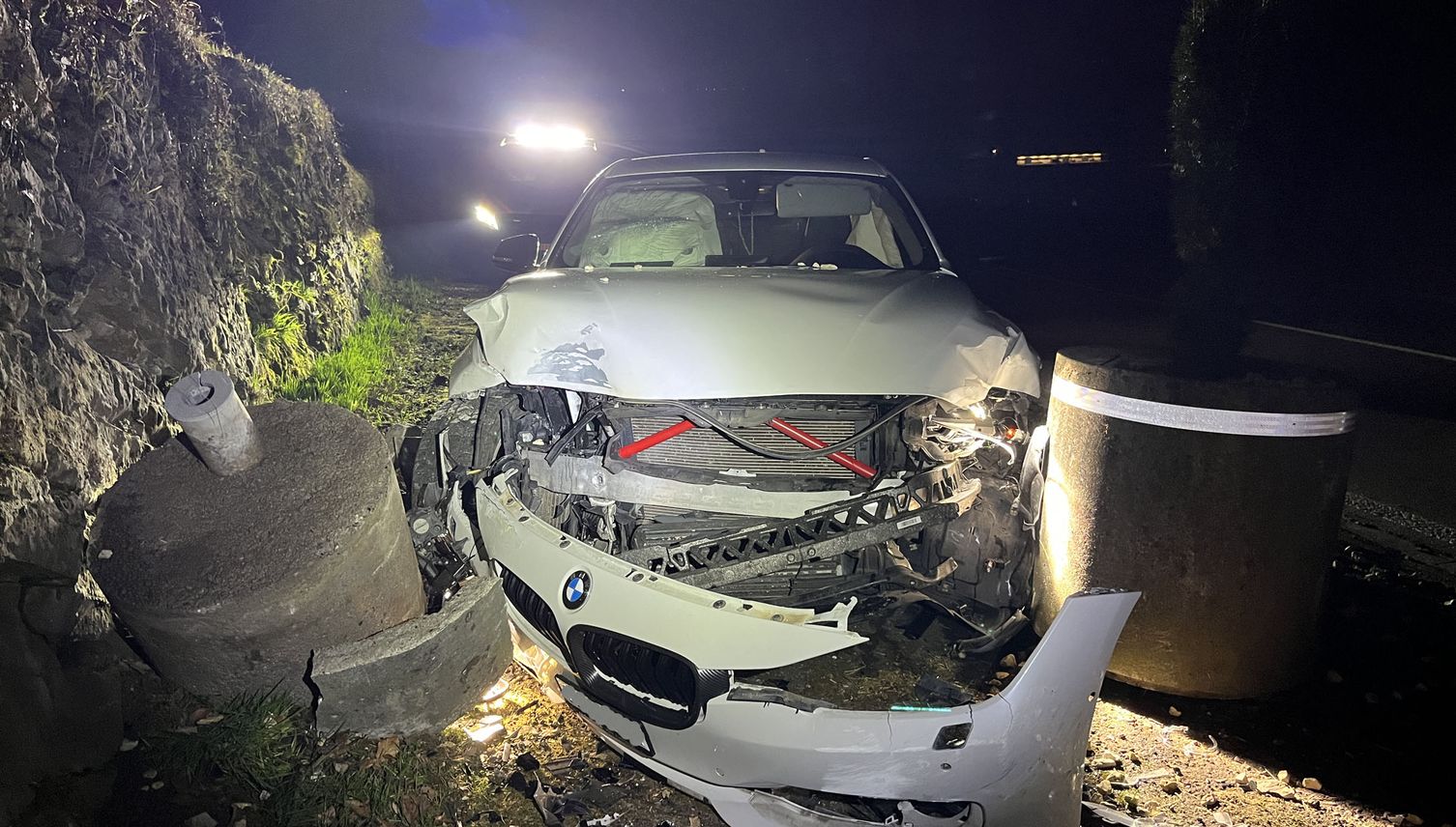 BMW-Fahrer (24) knallt in Betonblock