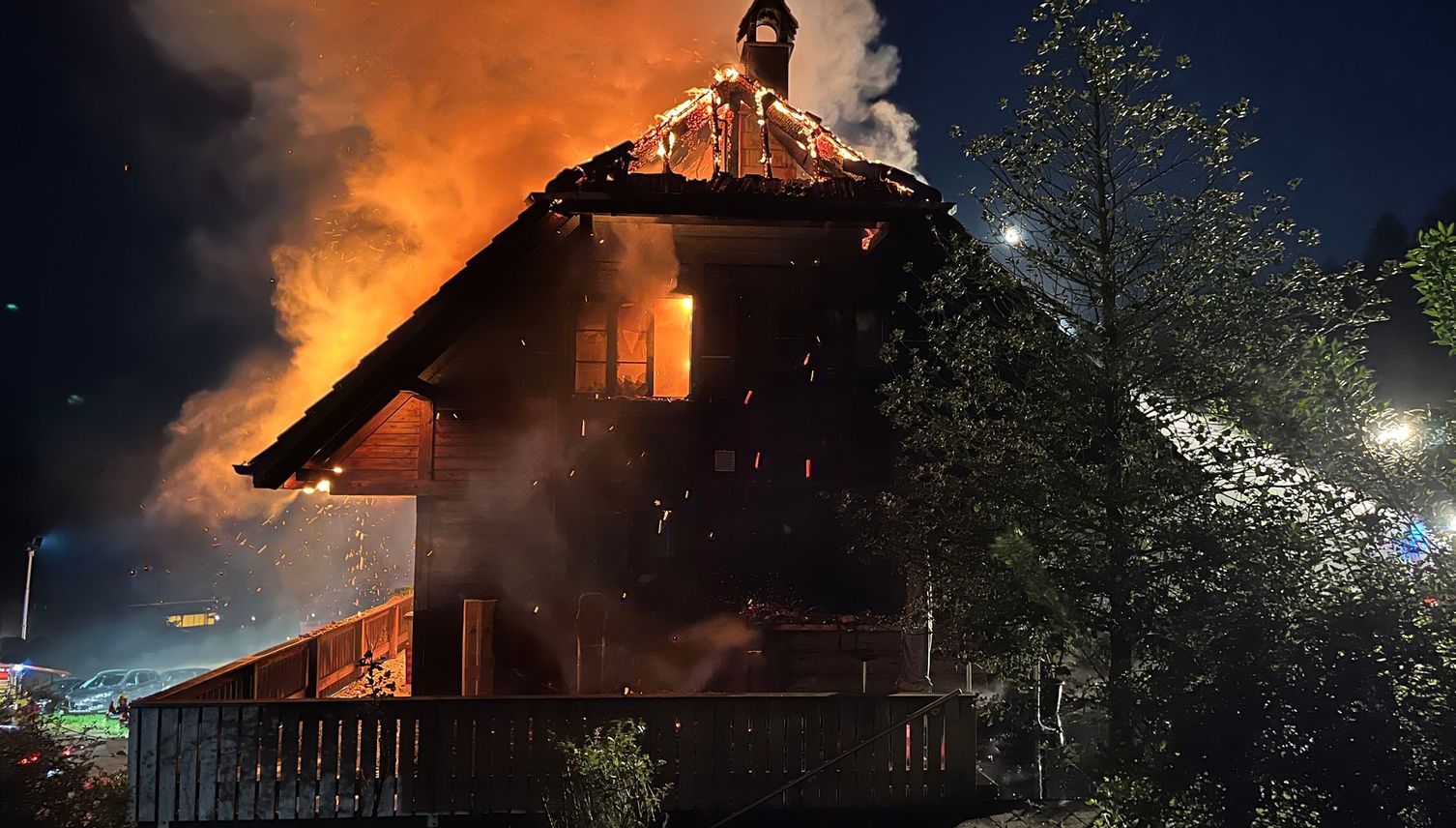 Zwei Häuser in Brand – Zwei Personen verletzt