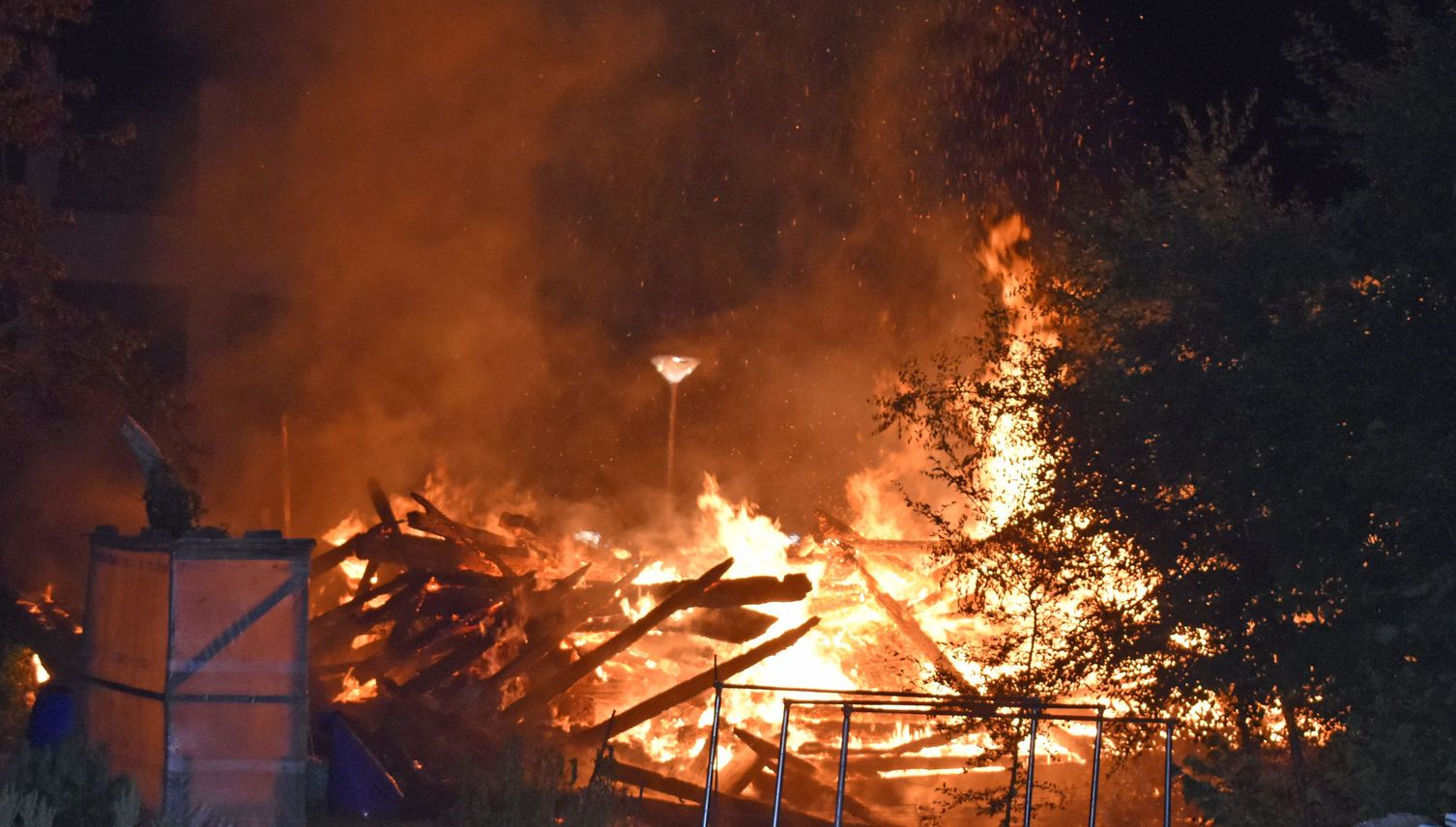 Darum brannte in Reiden ein Holzspycher nieder