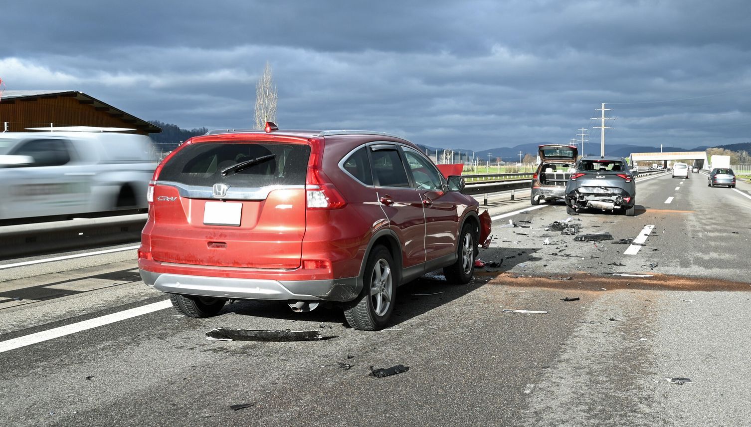 Autofahrer kann im Stau auf A2 nicht rechtzeitig bremsen