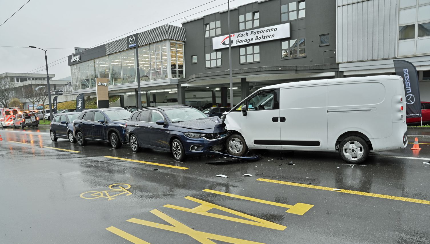 Lieferwagen gerät auf Gegenfahrbahn und prallt in Auto