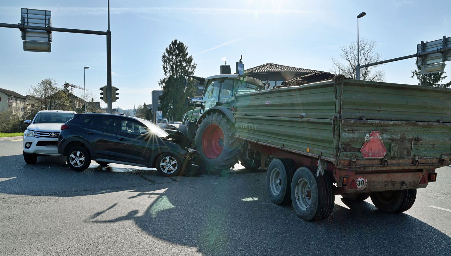 Inwil: Traktor und Auto prallen zusammen