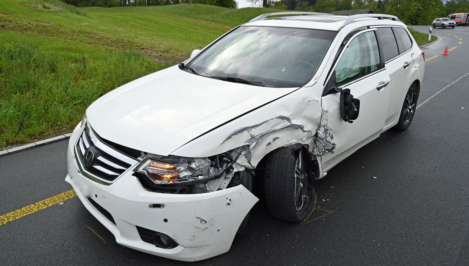 Auto gerät auf Gegenfahrbahn: Zwei Fahrer verletzt