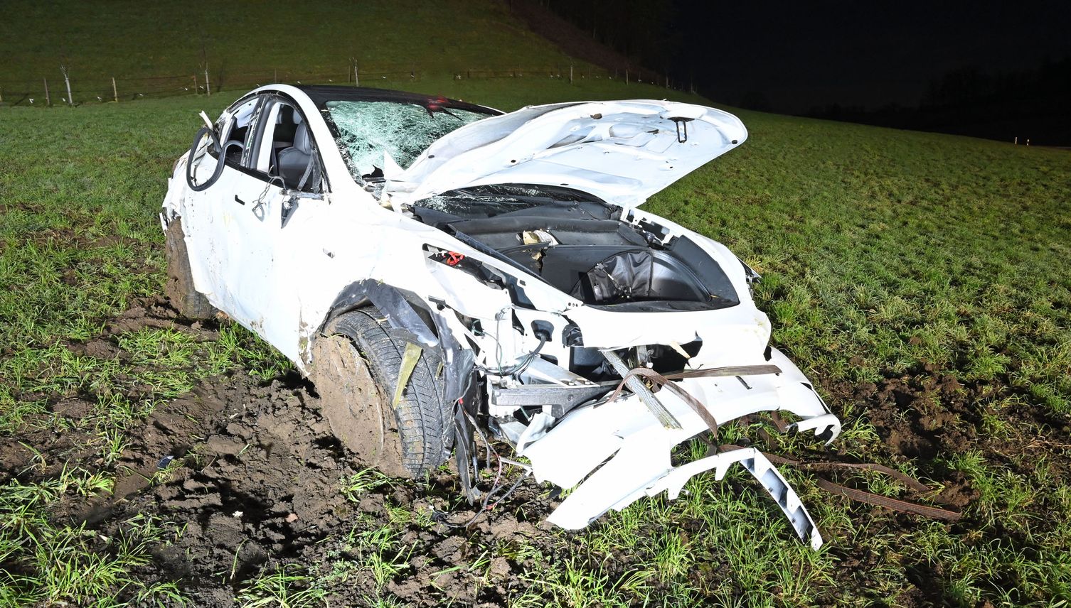 Auto kommt von der Strasse ab und wirbelt durch die Luft