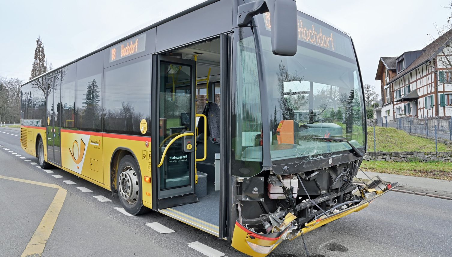 Auto bremst Postauto aus – dann knallts