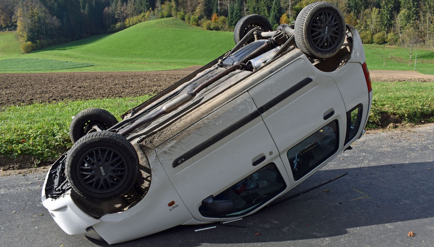 Autofahrer gerät ins Schleudern und landet auf Dach