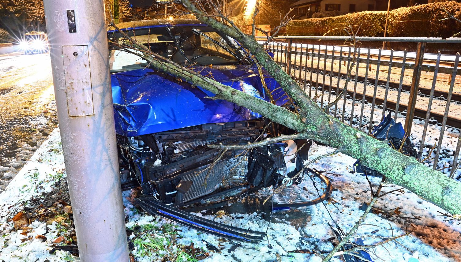 Autofahrer flüchtet vor Polizei und knallt in Baum