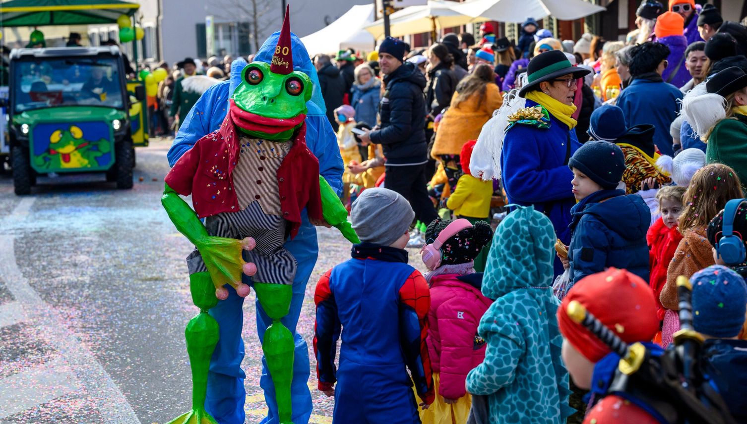 Umzugsteilnehmer regen sich über unflätige Kinder auf