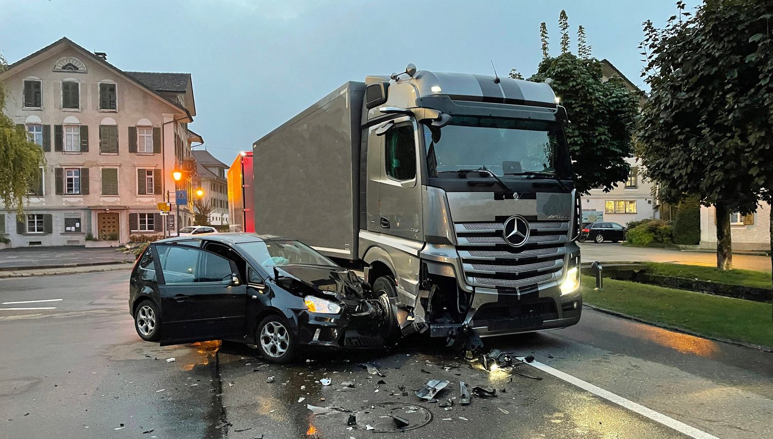 Unfall mit Lastwagen in Buttisholz – drei Personen verletzt