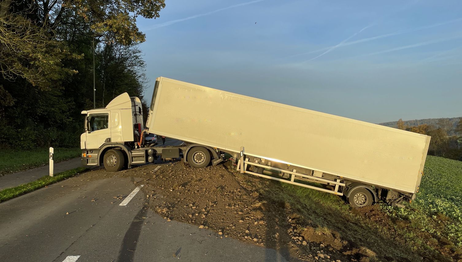 Mauensee: Lastwagen rutschte ab und blockierte Strasse