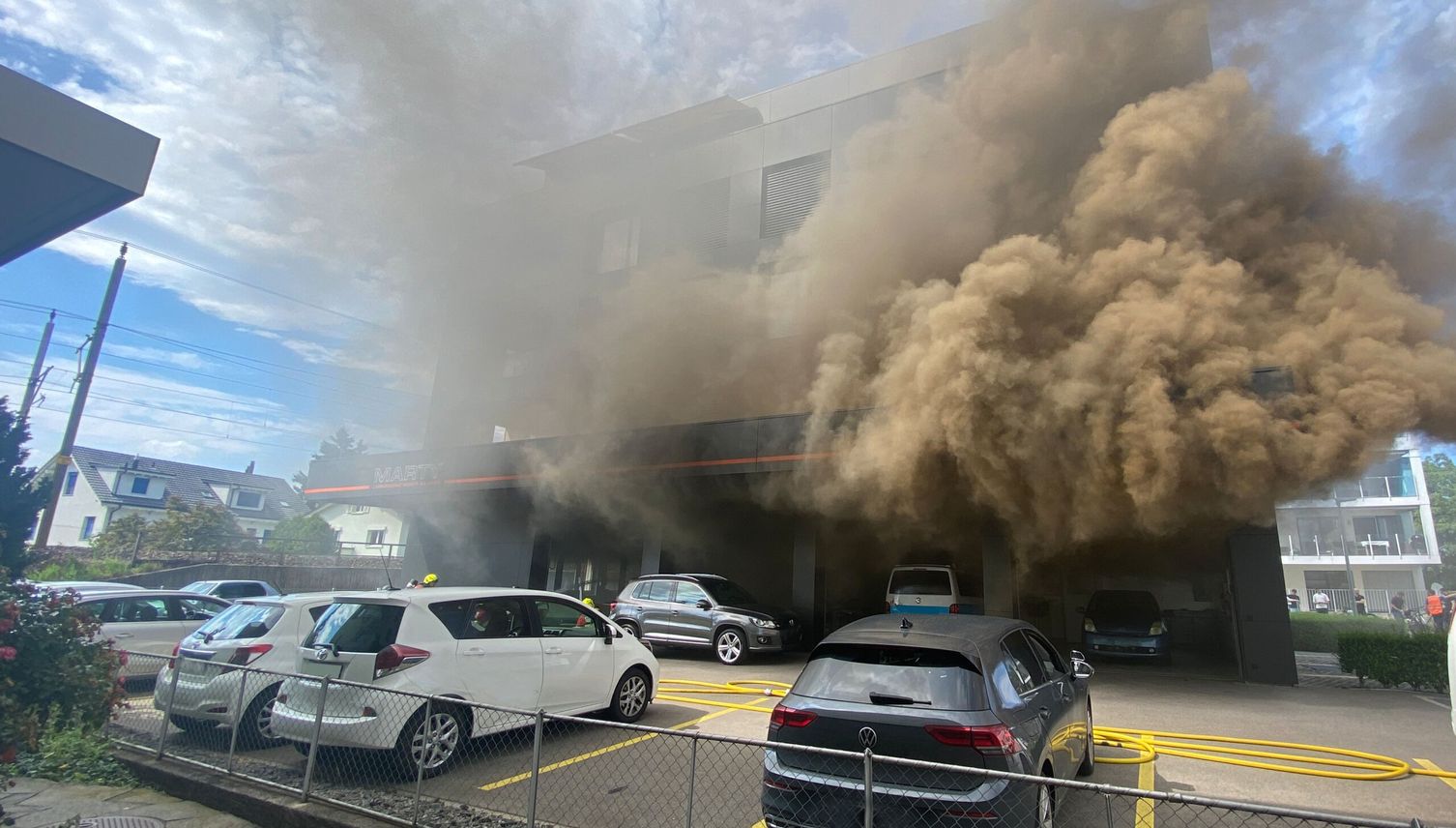 Flammen und viel Rauch: In Baar brannte ein Gewerbegebäude