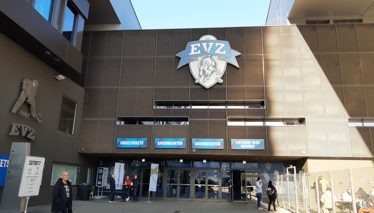 Zuger Polizei weist Davos-Fans vor Stadion weg