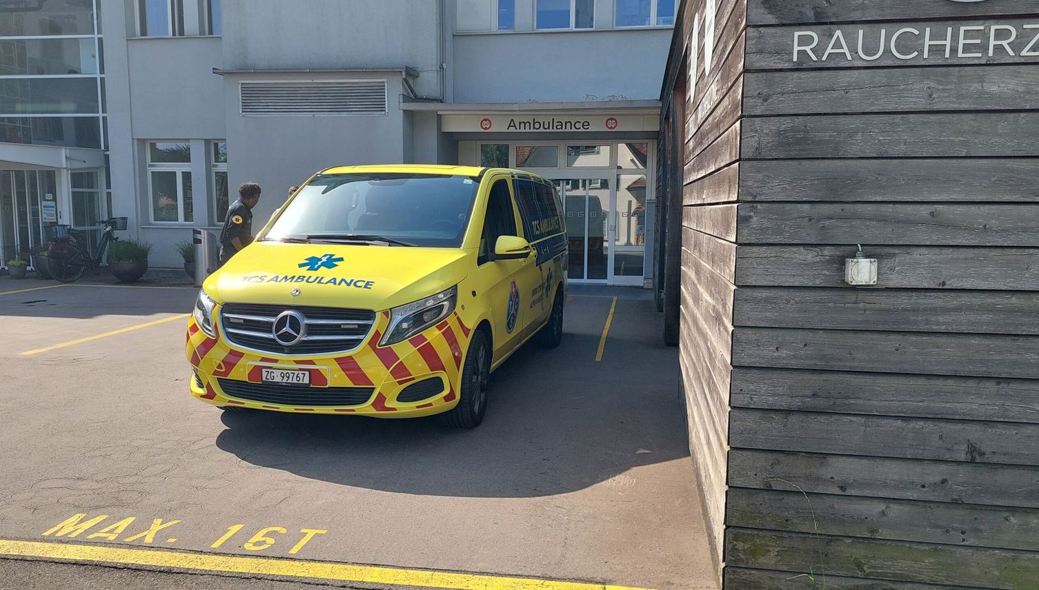 Weshalb diese Ambulanzen in Luzern Zuger Nummern haben