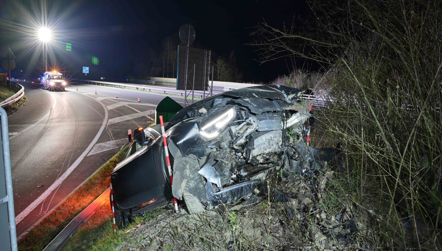 Rennen auf Autobahnausfahrt? Zwei Junglenker im Spital