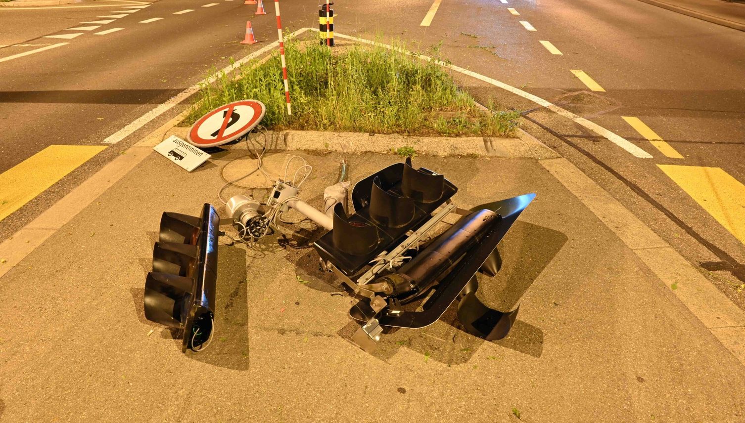 Autofahrer verliert Kontrolle und reisst Ampel aus