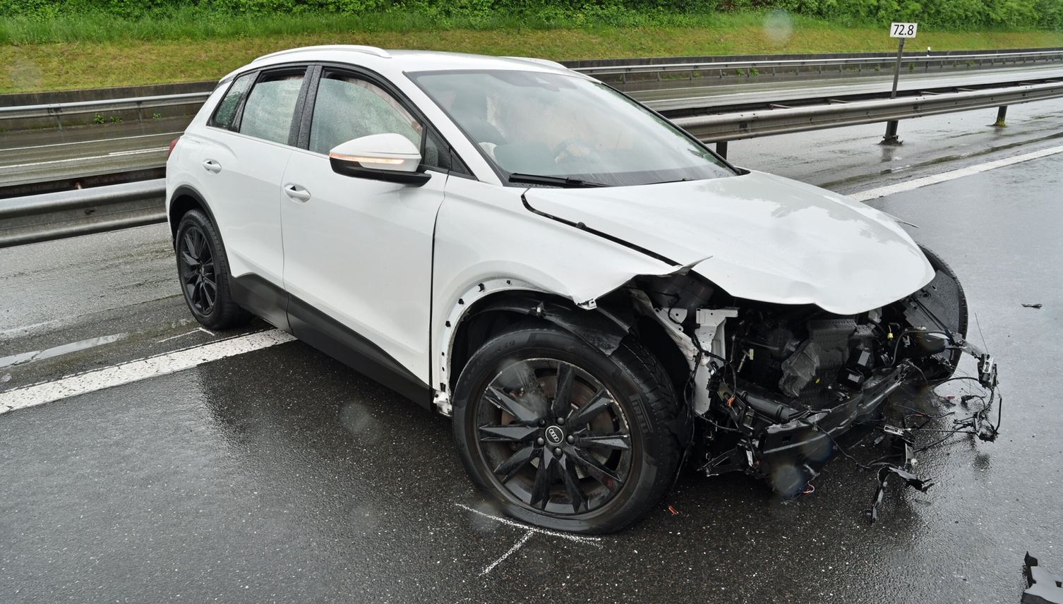 Ein Autofahrer prallt auf der A2 gegen Mittelleitplanke