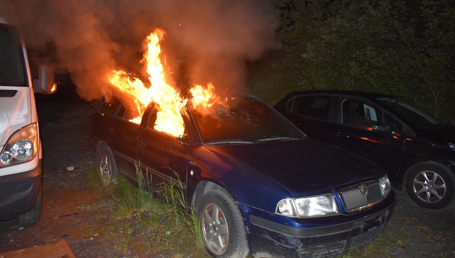 Parkiertes Auto in Gisikon brennt komplett aus