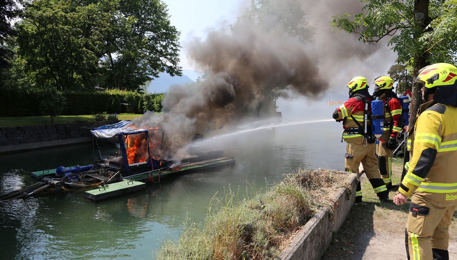 Ein schwimmender Bagger in Zug geht in Flammen auf