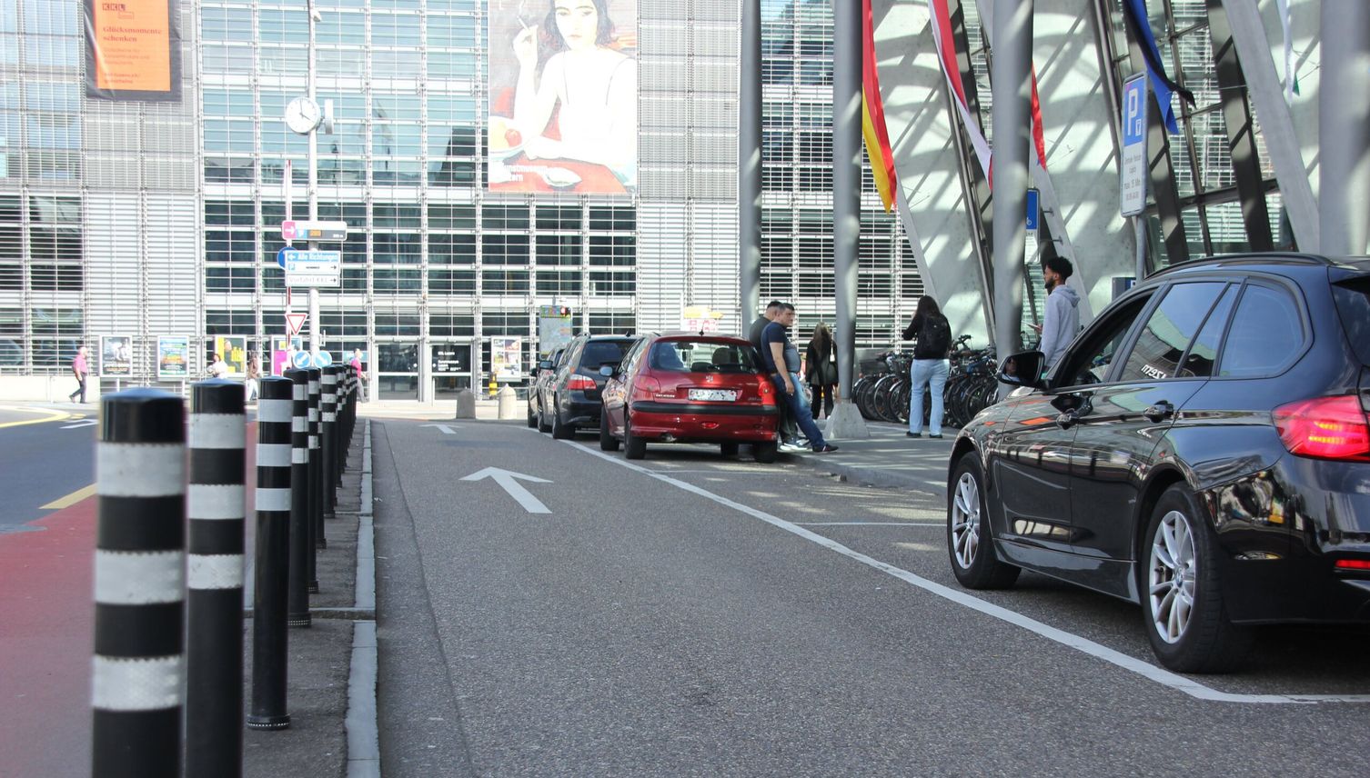 Kriegen Cars am Bahnhof Luzern die Kurve? Jurist übt Kritik