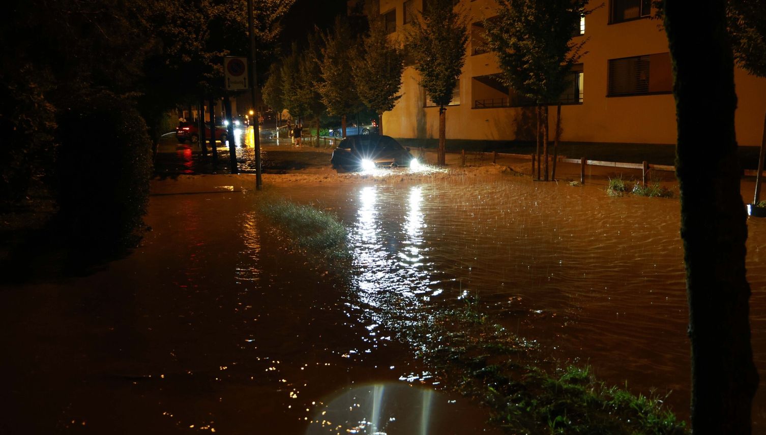 Fluten und Starkregen: Frau und Kind aus Auto gerettet