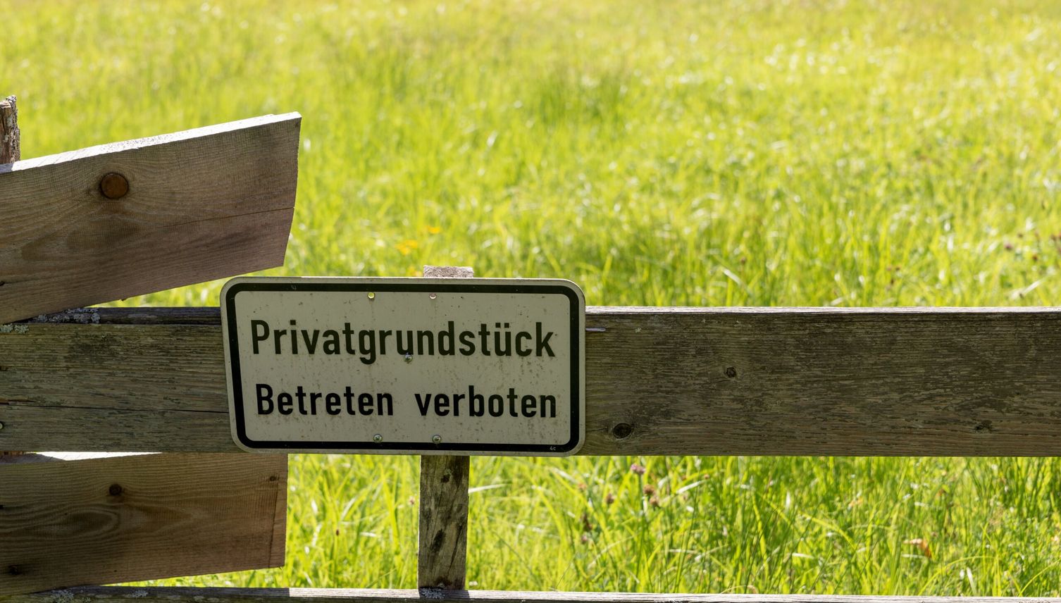 Damit der Vater in die Wohnung kann, muss Nachbar Ja sagen