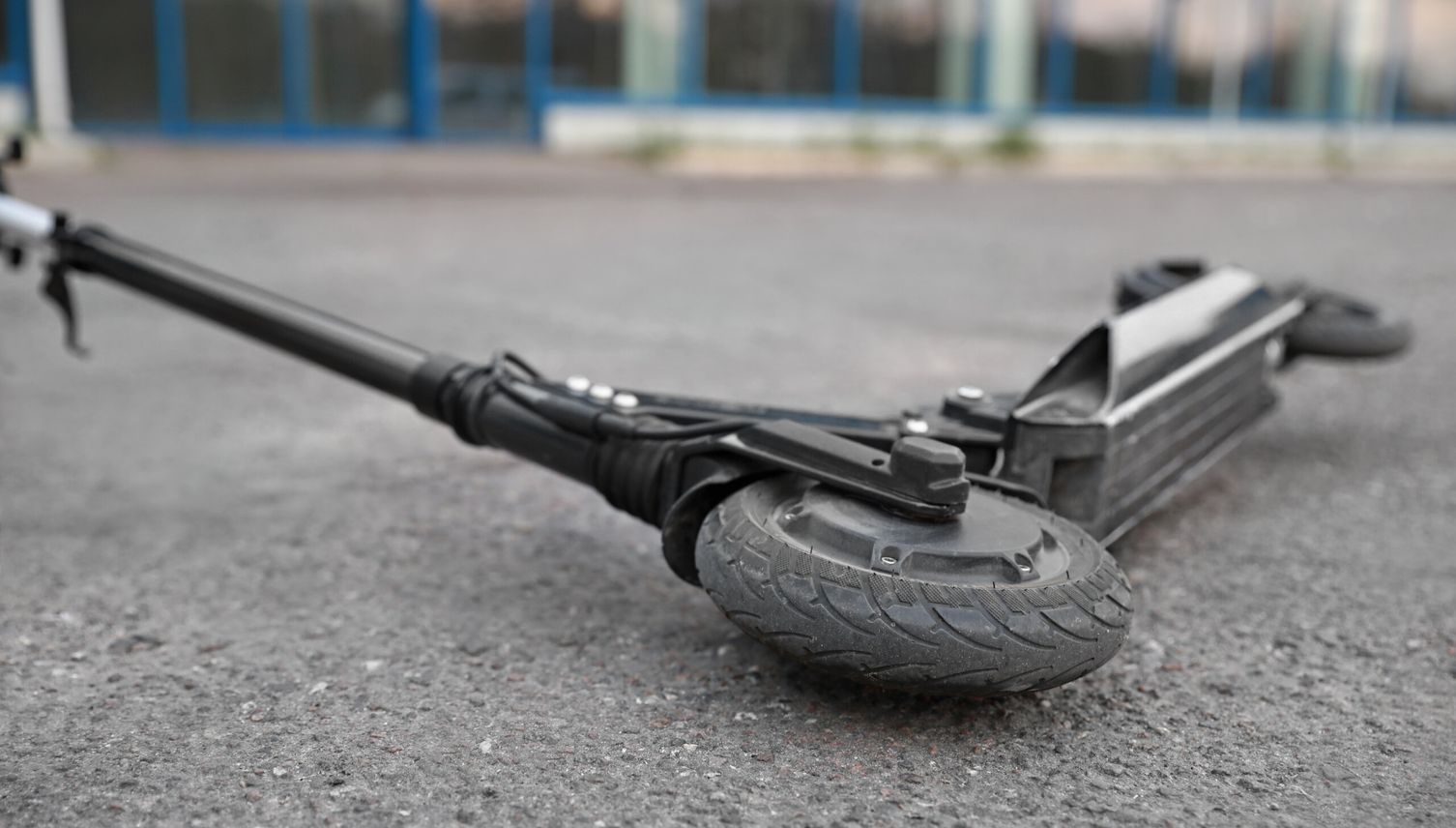 Besoffener E-Scooter-Fahrer brettert in Stahlträger