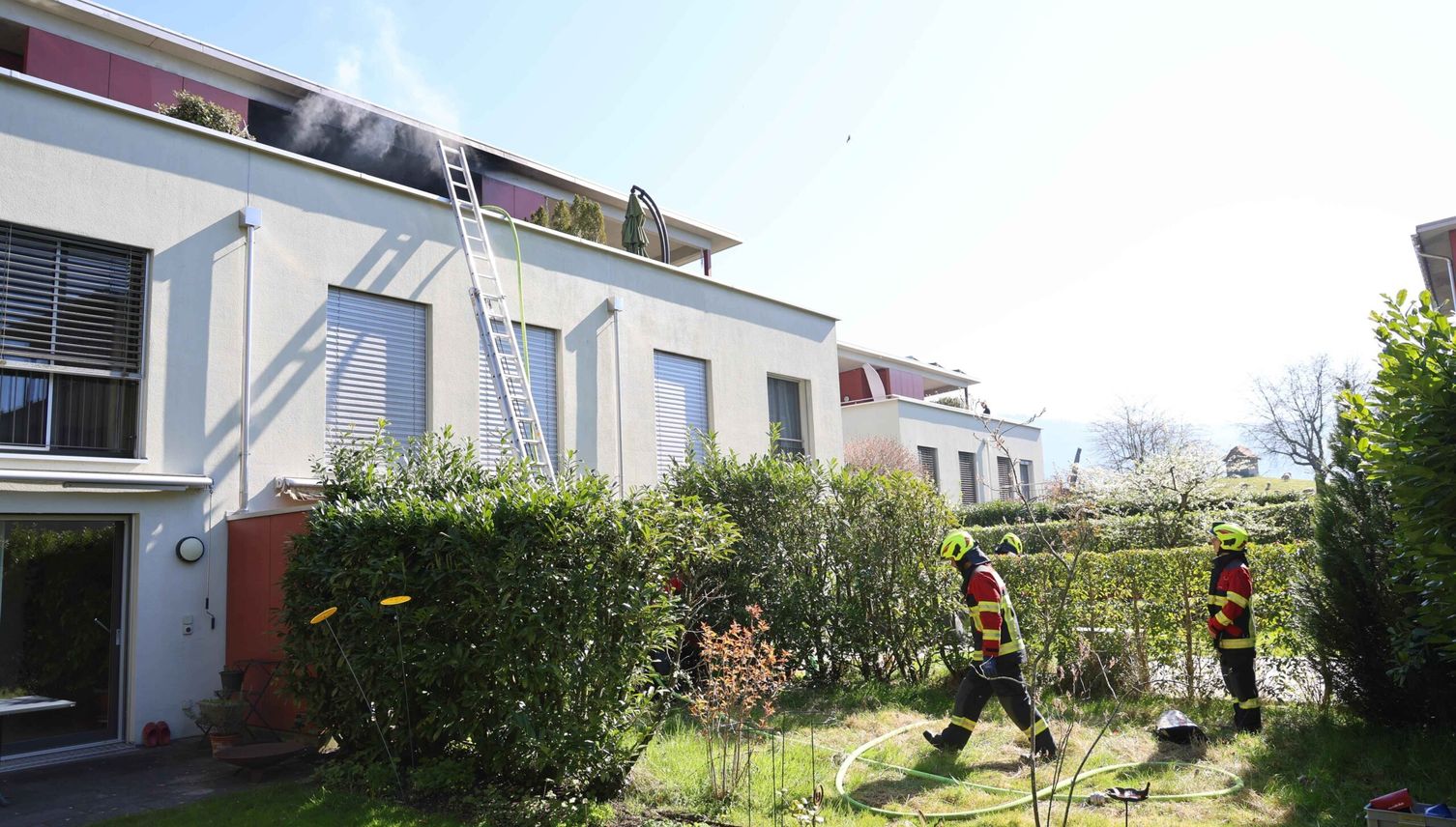 Brand auf Balkon: Nachbarn greifen zu Gartenschläuchen