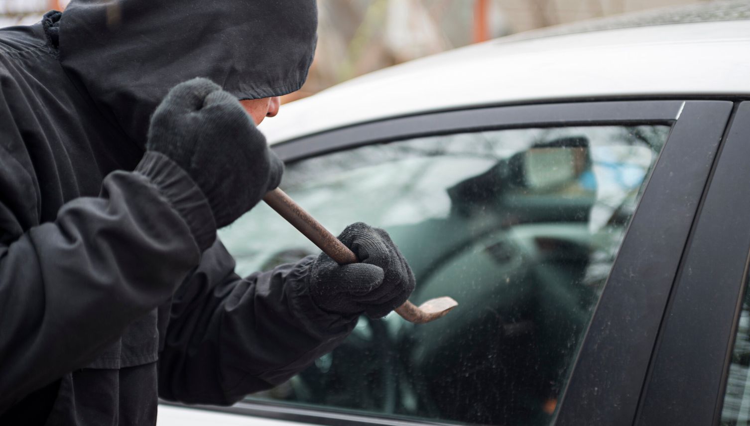 Unbekannte brechen 15 Autos auf – Polizei warnt