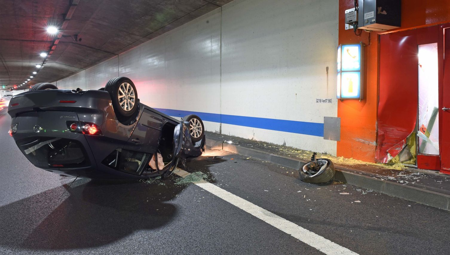 Tunnel Schlund: Auto liegt nach Unfall auf dem Dach