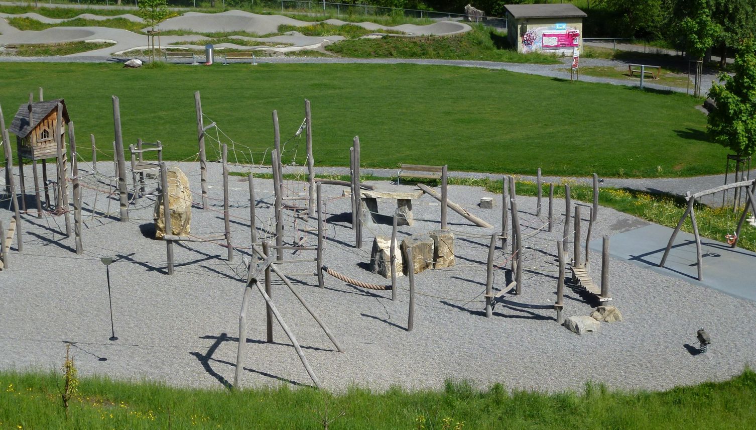 Kriens bestückt Spielplätze mit neuen Bäumen und Bänken