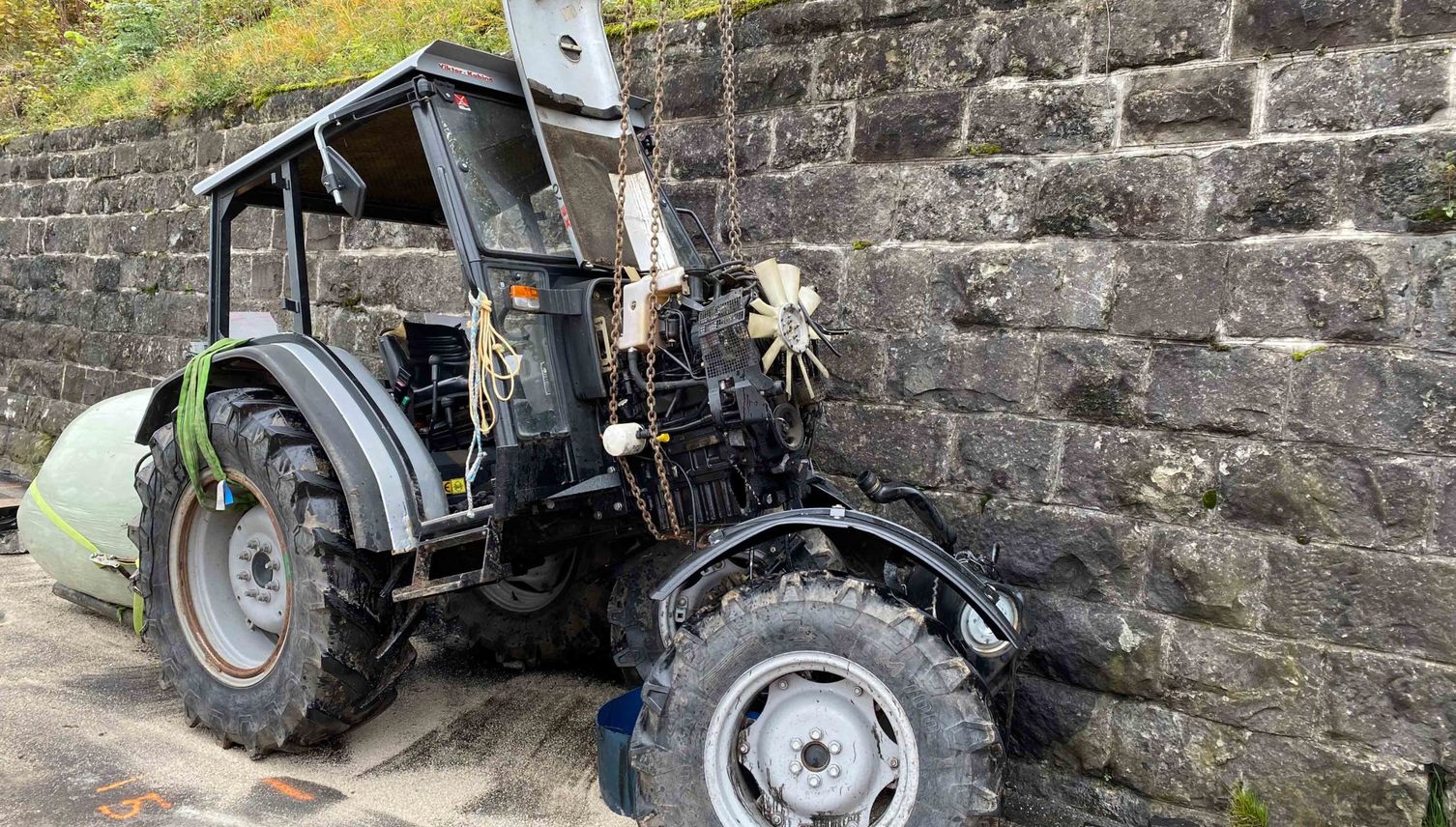 Bäuerin fährt mit ihrem Traktor bei Oberwil in eine Mauer