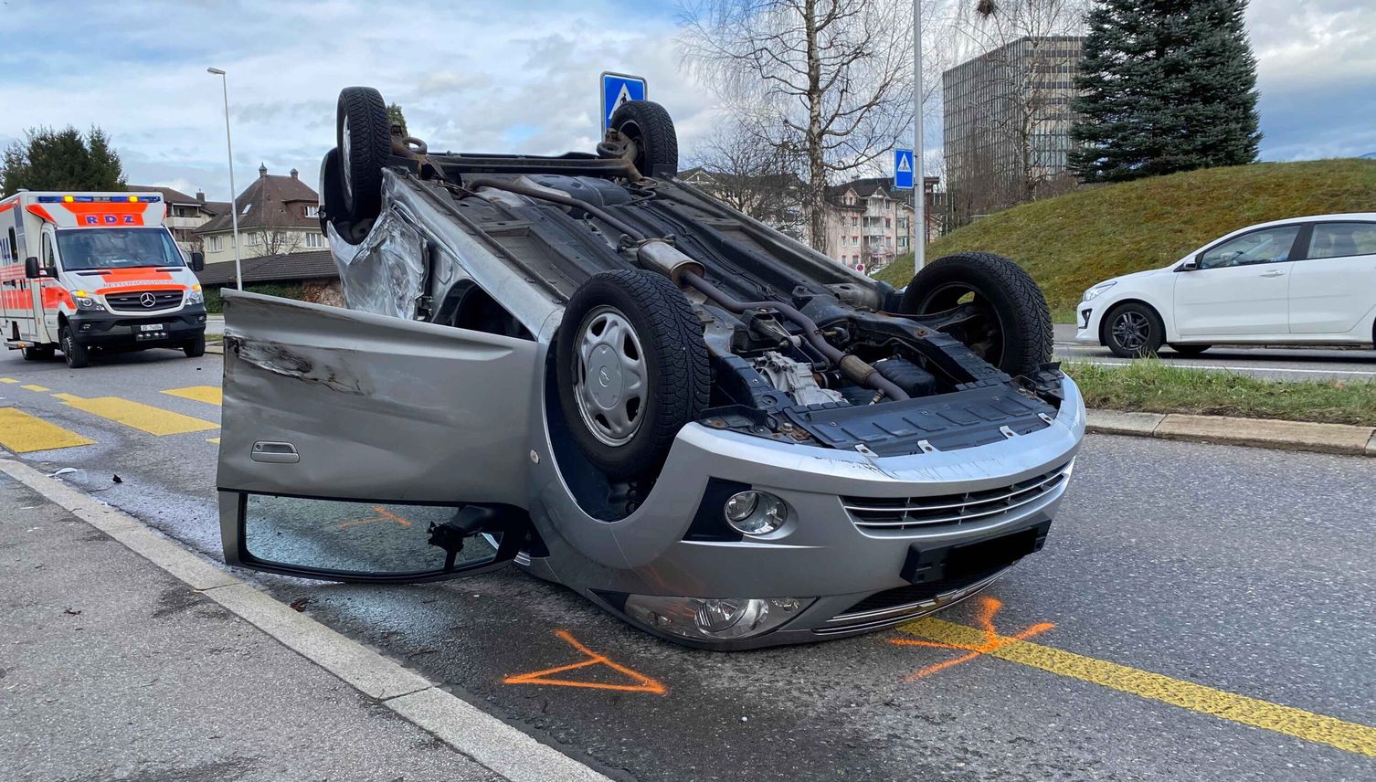 Drei Verletzte bei Autounfall in Risch-Rotkreuz