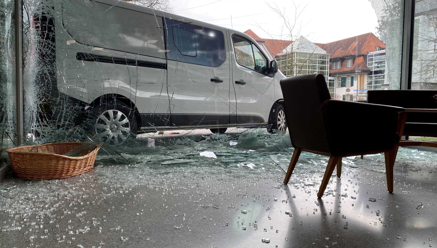 Rentner schiebt Lieferwagen in Fenster von Pflegezentrum