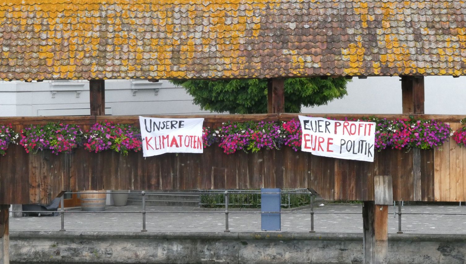 Klimaaktivisten hängen Banner an Kapellbrücke auf