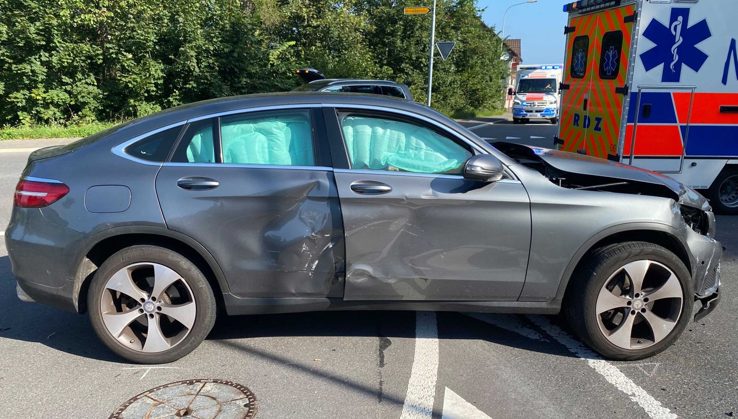 Zugerin missachtet Vortritt und knallt in ein Auto