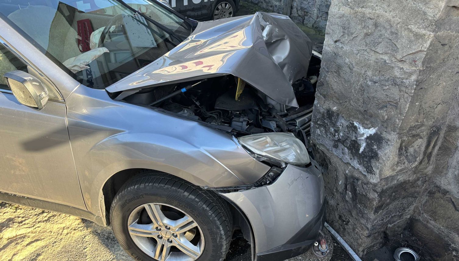 83-Jährige knallt mit Auto in Hausmauer