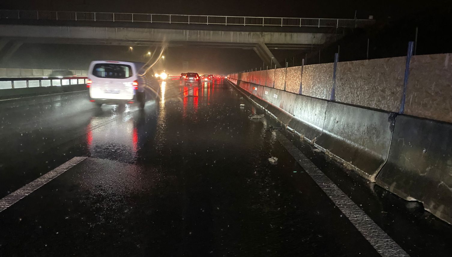 A4: Trümmerteile beschädigen Autos nach Unfall