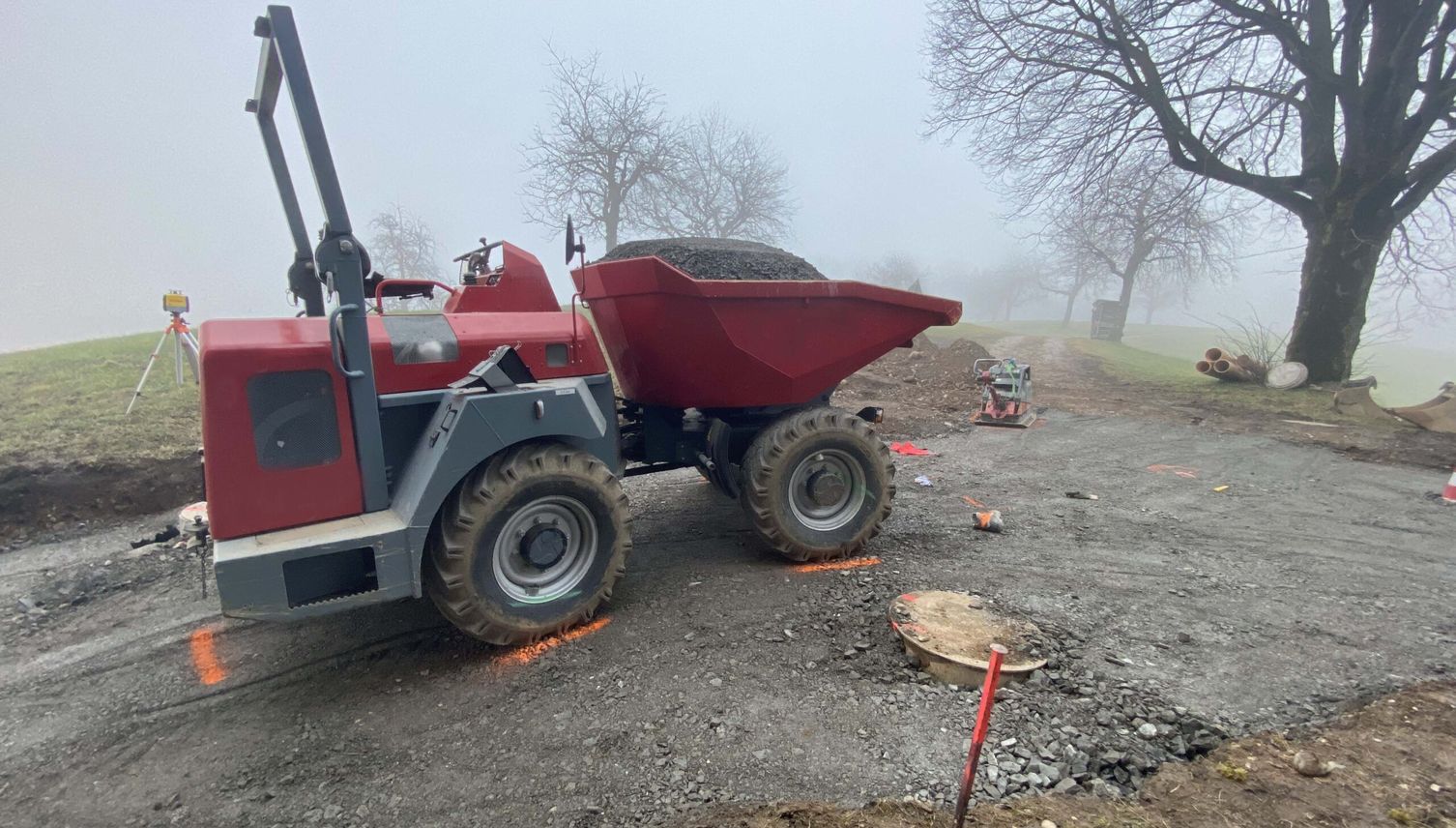 Bauarbeiter überfährt mit Dumper Arbeitskollegen