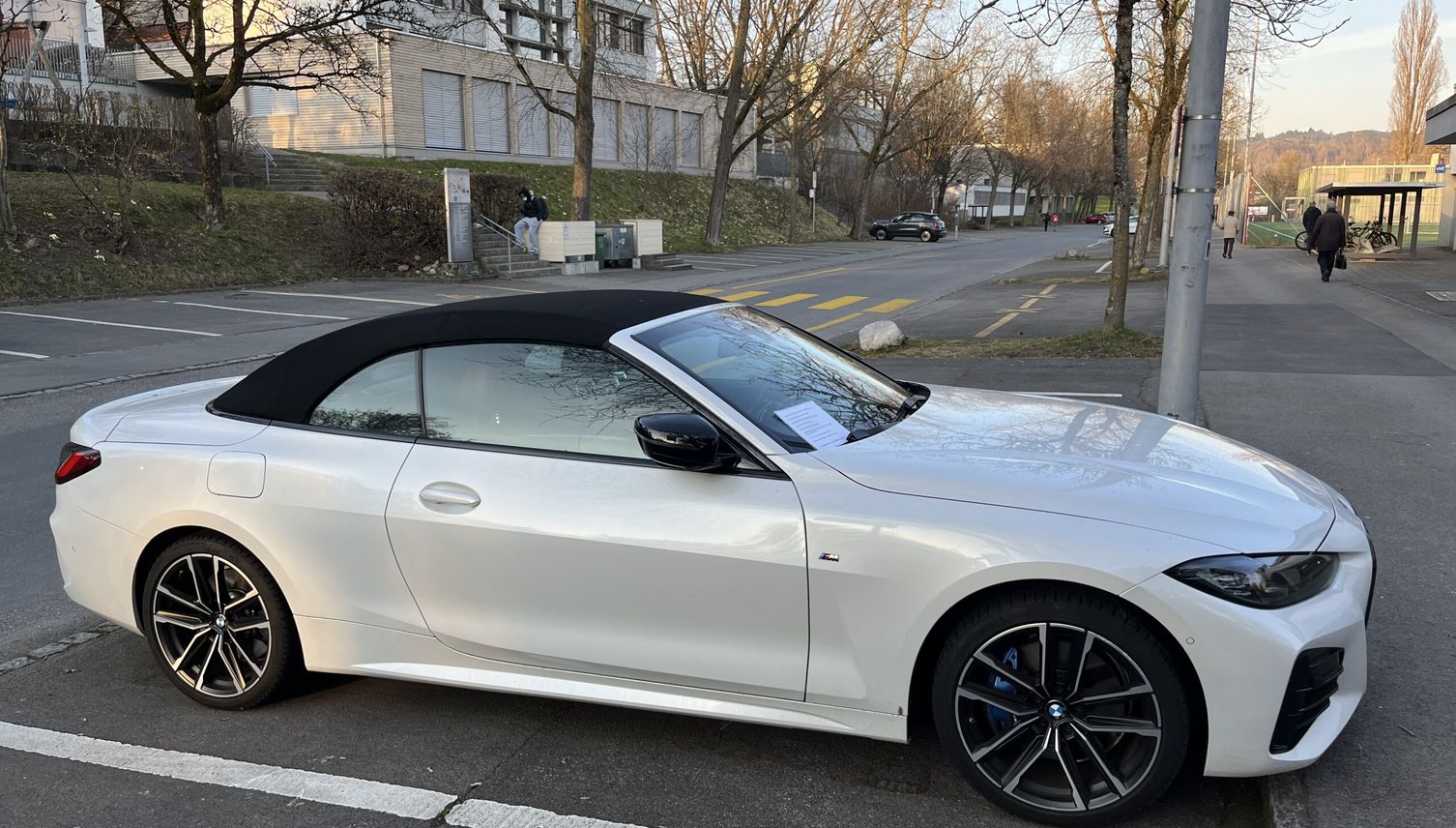 Wer vermisst dieses herrenlose Zuger BMW-Cabriolet?