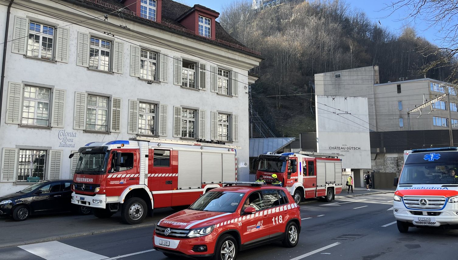 Feuerwehr rettet zwei Personen aus brennendem Zimmer