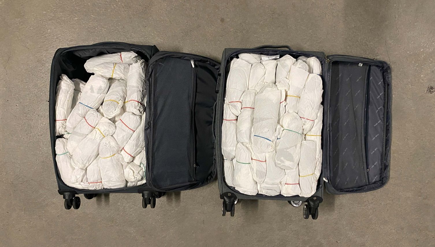 Zuger Polizei entdeckt zwei Koffer voll mit Drogen