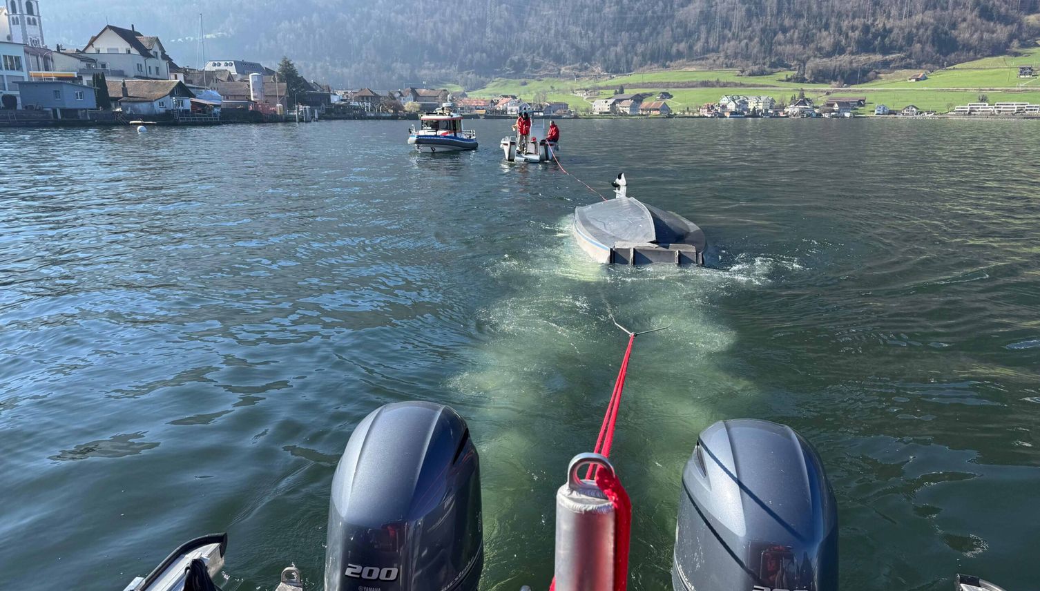 Boot kentert, Mann aus Zugersee gerettet