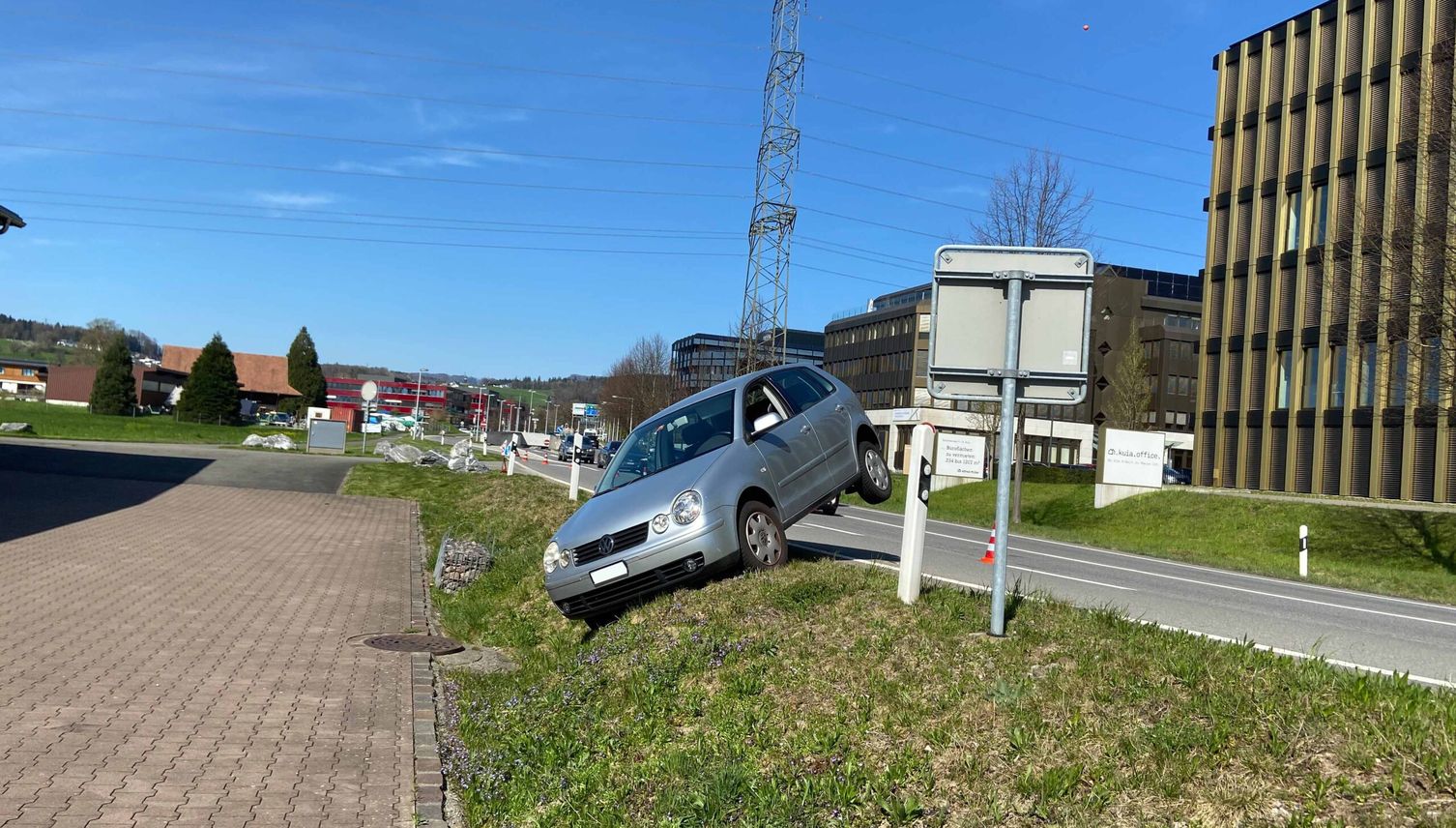 Baar: 89-Jähriger nimmt Abkürzung – und bleibt hängen