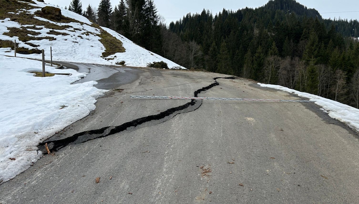 Strasse kaputt – Dieser Pass ist vorerst gesperrt