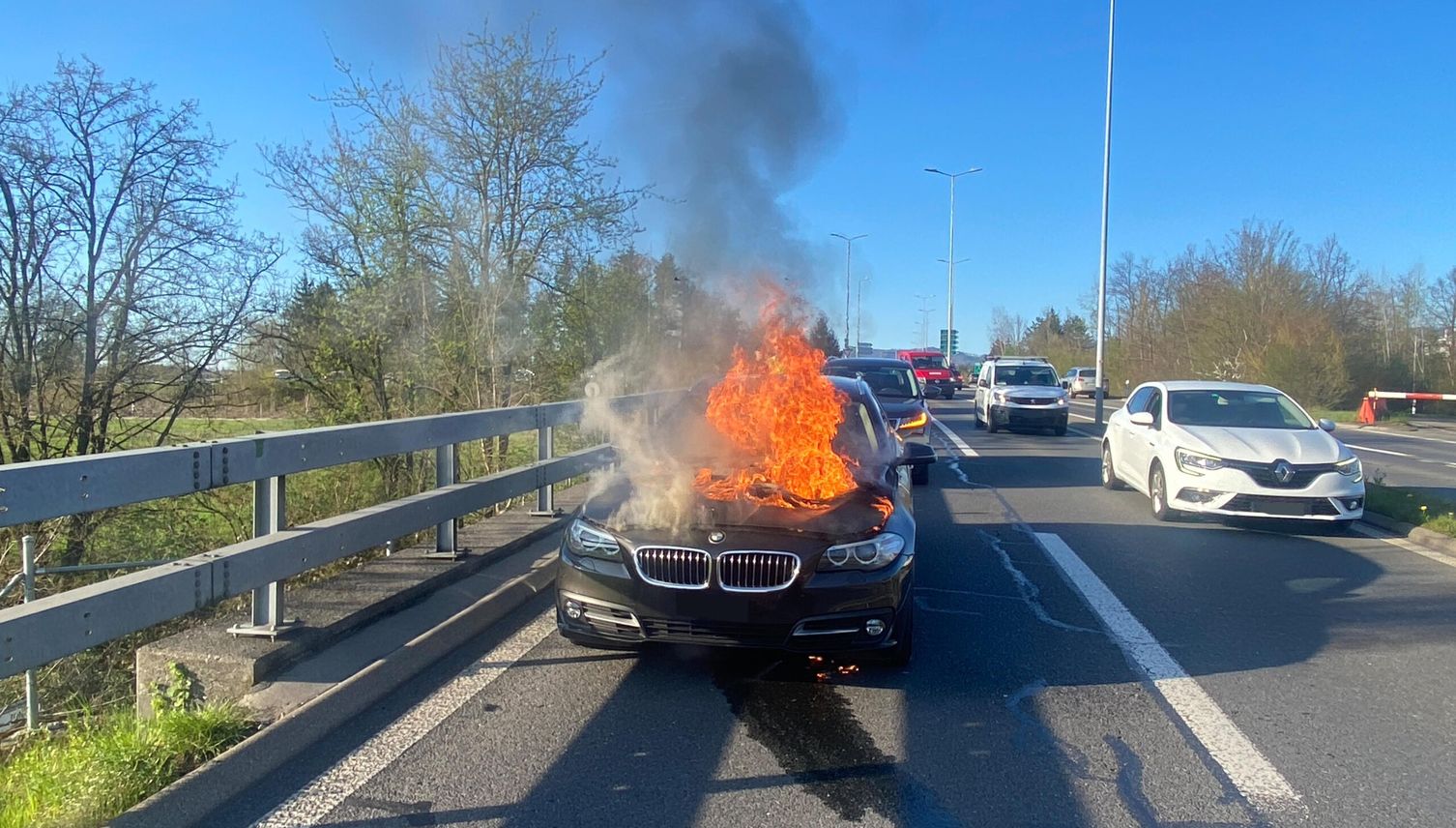 Zug: Auto und Grill in Flammen