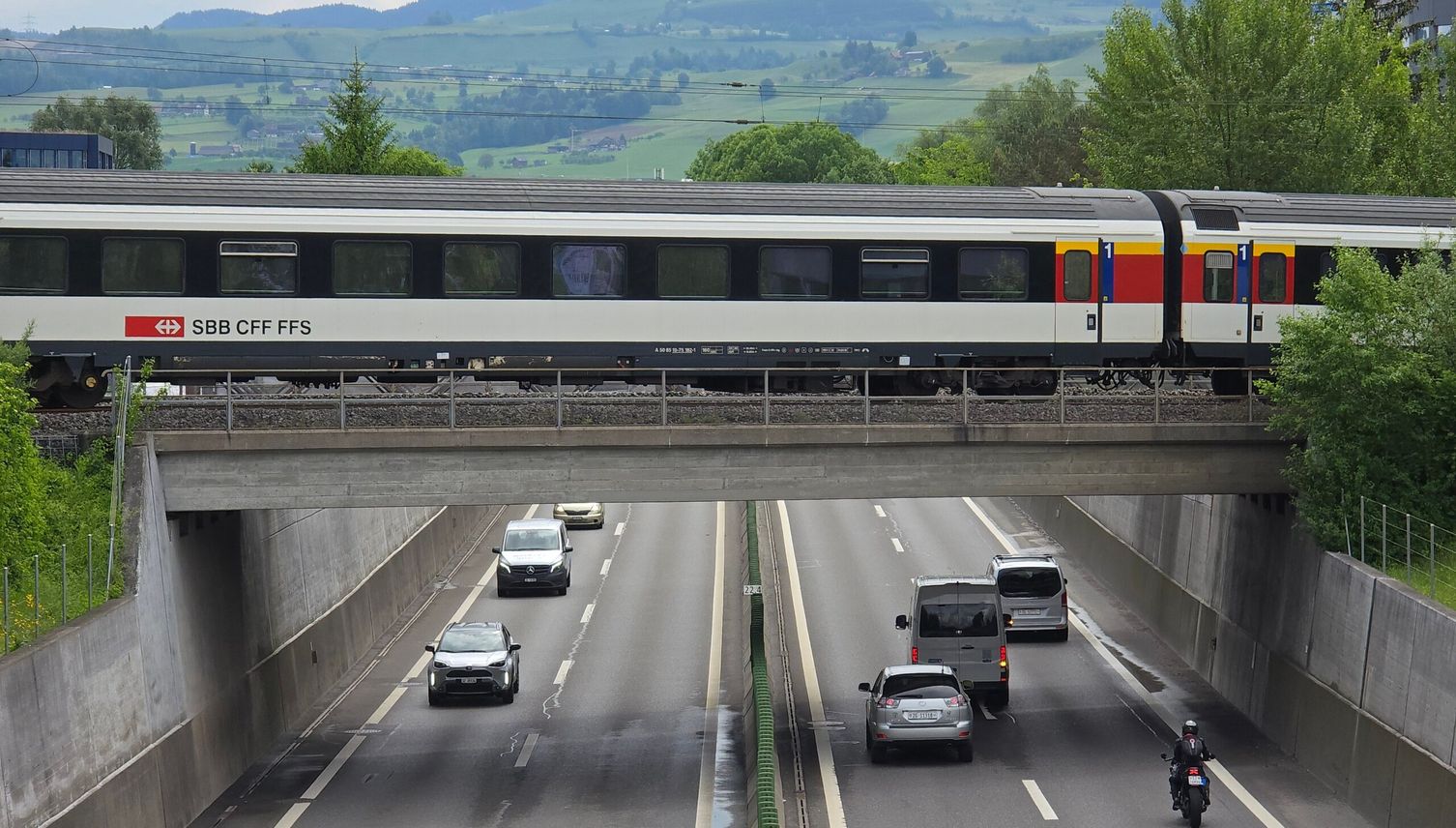Darum blockiert dieser Zug ein Jahr lang eine Autobahnbrücke
